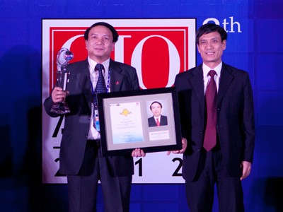 PGS.TS.Thầy thuốc nhân dân Trần Quốc Bình (trái) nhận giải Giám đốc CNTT Đông Nam Á tiêu biểu - CIO Awards 2012. Ảnh: Lâm Thao